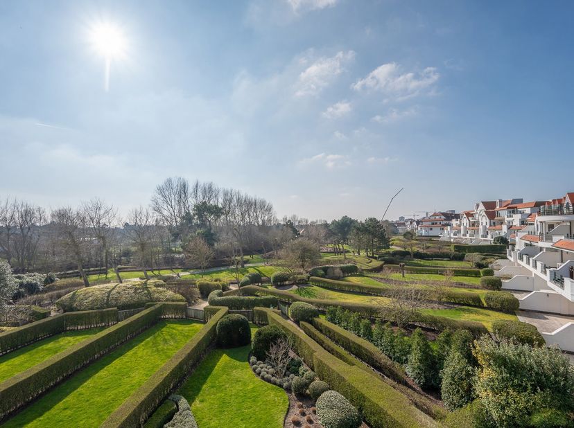 High-end gerenoveerd hoekappartement in het prestigieuze domein Tennis Gardens, vlakbij het strand en de zee - een privé park van +/- 5 hectare. Indel