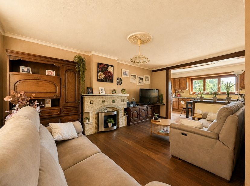 <br />
<br />
RUIME GEZINSWONING, gelegen op een VLOT BEREIKBARE LOCATIE in het LANDELIJKE Etikhove (Maarkedal). Dankzij de combinatie van een GROENE