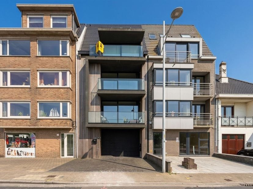 Dit prachtig dakappartement biedt een ongeëvenaarde combinatie van luxe, comfort en een doordachte indeling. Gelegen in een uiterst rustige en recente