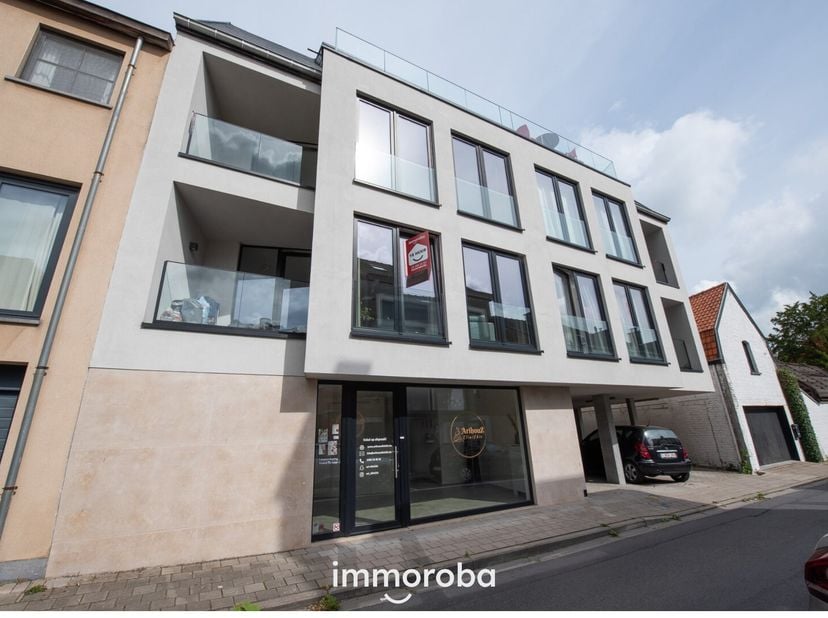 Ruim en instapklaar handelspand met zeer centrale ligging in het centrum van Waregem.<br />
Handelsoppervlakte van 82m² ,voorzien van een sanitair ged