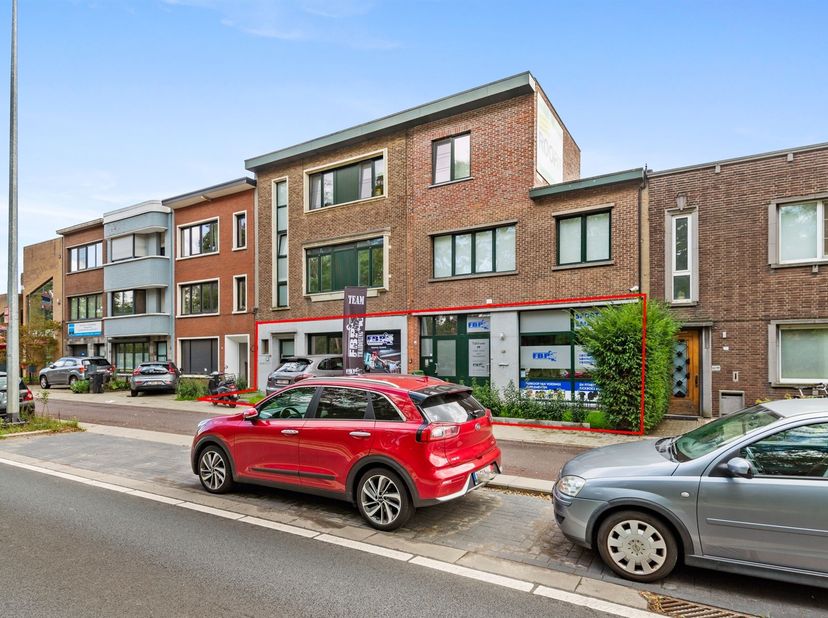 Riant sportcomplex/commerciële ruimte/kantoor (775m²) biedt tal van mogelijkheden op centrale ligging te Mortsel! <br />
<br />
Omschrijving: Riant