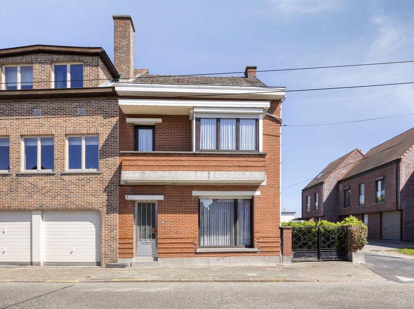 Ruime halfopen woning met tuin in Wichelen<br />
Ben je op zoek naar een ruime woning in Wichelen met veel potentieel? Zoek niet verder!<br />
Met 3 s