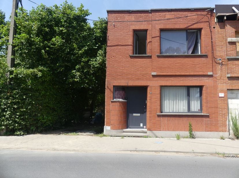 Ontdek deze halfopen bebouwing met tal van mogelijkheden, ideaal voor wie op zoek is naar een woning die volledig naar eigen smaak en wensen kan worde