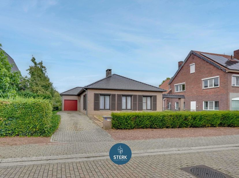 GELIJKVLOERSE WONING MET VEEL POTENTIEEL OP EEN RUSTIGE LOCATIE TE REKEM ! <br />
<br />
We vinden deze open woning met een bewoonbare oppervlakte van