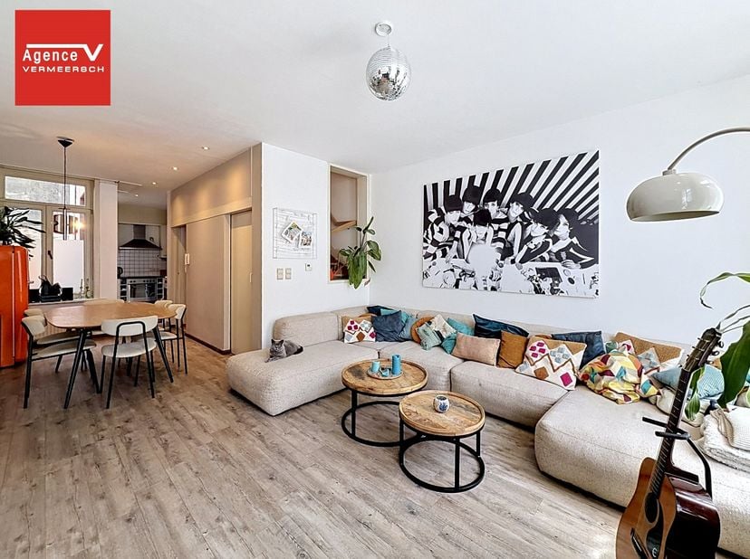 Cette maison de ville prête à emménager est située en plein centre-ville et à seulement quelques mètres du Mercatordok.<br />
La maison a été entièrem