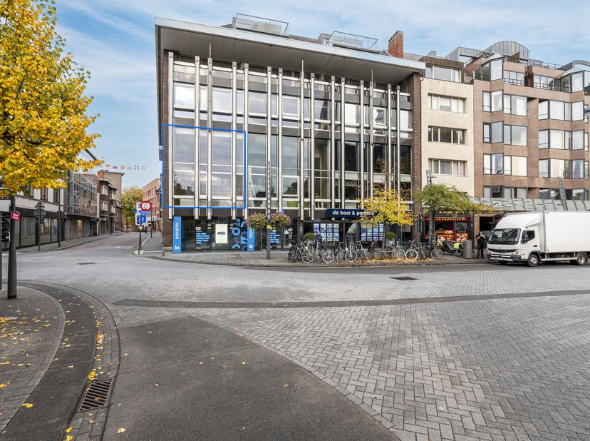 Gelegen in hartje Turnhout in residentie "Nationale Bank": karaktervol en gezellig duplex-appartement in loftstijl van ca. 182 m² met een schitterend