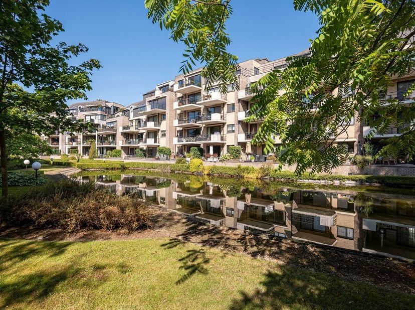 Ruim appartement van ca. 130 m², gelegen in de groene en waterrijke omgeving van Residentie “De Gulden Sporen”. Het appartement beschikt over o.a. 2 s