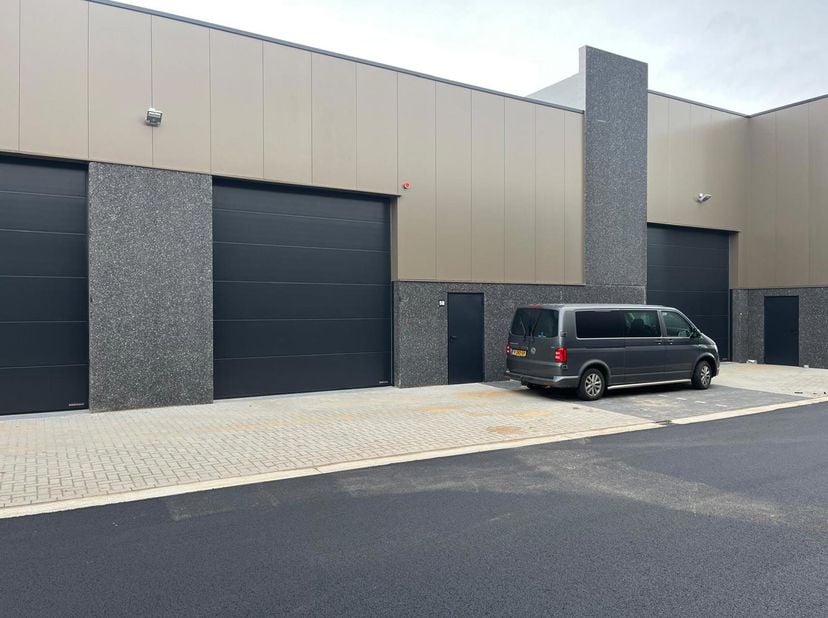 Modern magazijn 216m² te Ranst.<br />
Met mezzanine van 30m² voor extra stockage.<br />
2 parkeerplaatsen <br />
Volledig instapklaar.