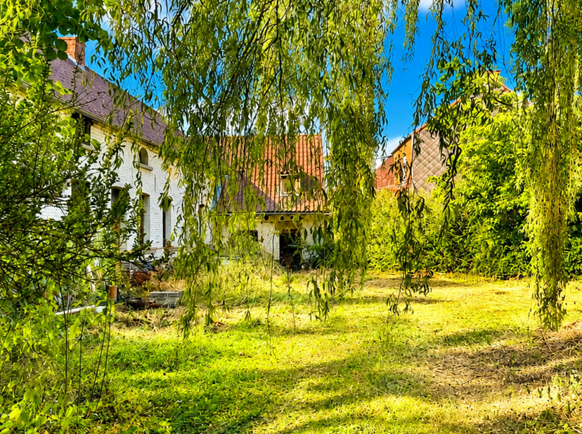 Authentique ferme 4 façades, implantée dans un environnement paisible, sur une parcelle de plus de 25 ares, idéale pour les amoureux de nature, les fa
