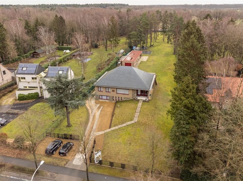 Welkom in deze charmante villa boordevol potentieel, gelegen op een uitzonderlijk ruim perceel van maar liefst 6.270 m². Een unieke kans voor wie op z