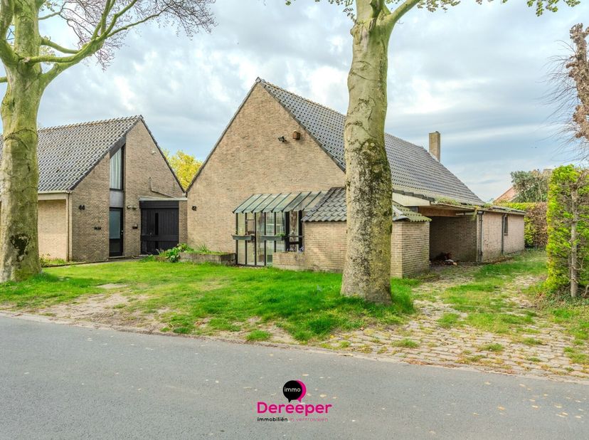 Bent u op zoek naar een woonoplossing waarbij samenleven en privacy hand in hand gaan? Dit perceel van 955 m² in Gistel biedt een unieke opportuniteit