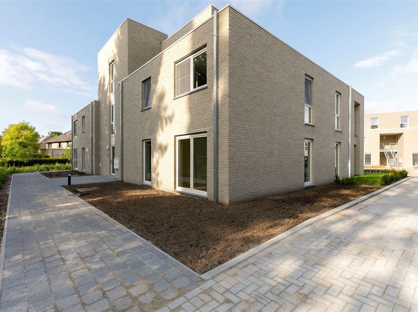 Ligging: Het appartement is gelegen in een woonerf (Kasteeldreef) op de Lindendreef. <br />
Indeling: Inkomhal, toilet, badkamer, 2 slaapkamers, bergi