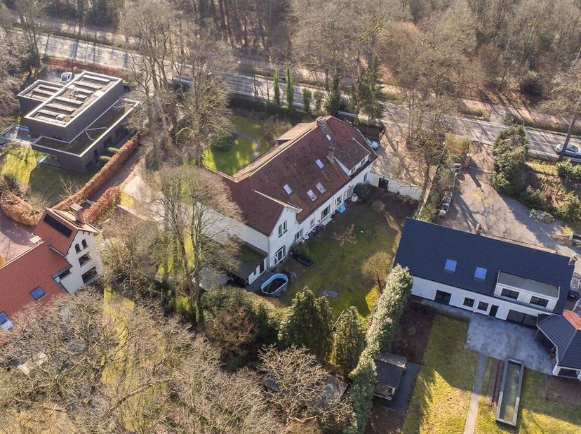 Charmante en ruime halfopen bebouwing met historisch karakter te Brasschaat.<br />
Welkom in deze karaktervolle halfopen bebouwing gelegen aan de Esse