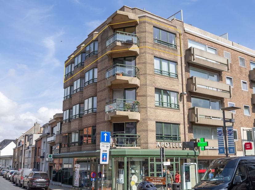 Centraal gelegen hoekappartement op de 4de verdieping, met slechts één appartement per verdieping. Dankzij de hoekligging geniet het appartement van v