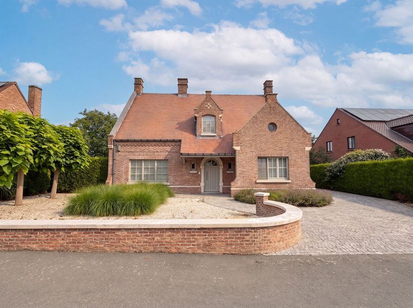 Villa met 4 slaapkamers, dubbele garage en tuin.<br />
<br />
Prachtige en energiezuinige woning (280 m² bewoonbaar)<br />
<br />
Indeling:<br />