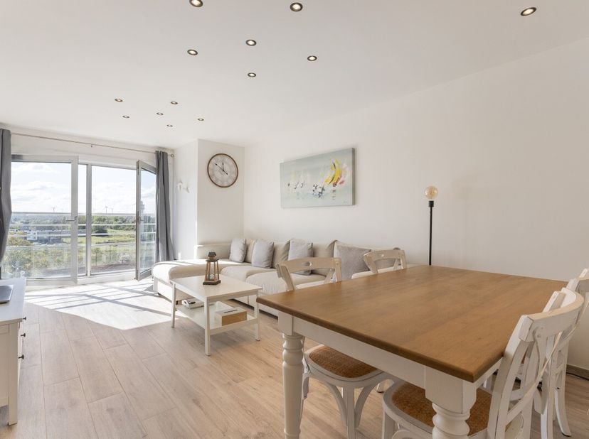 Knokke-Heist: Charmant en instapklaar 1-slaapkamerappartement te koop met open zicht op het groen en de iconische vuurtoren van Heist. Op zoek naar ee
