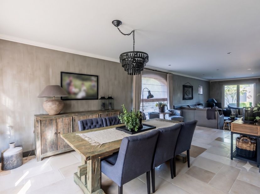 Deze sfeervolle en uitstekend onderhouden woning is rustig en kindvriendelijk gelegen in Mol-Gompel, op fietsafstand van lokale winkels en het centrum