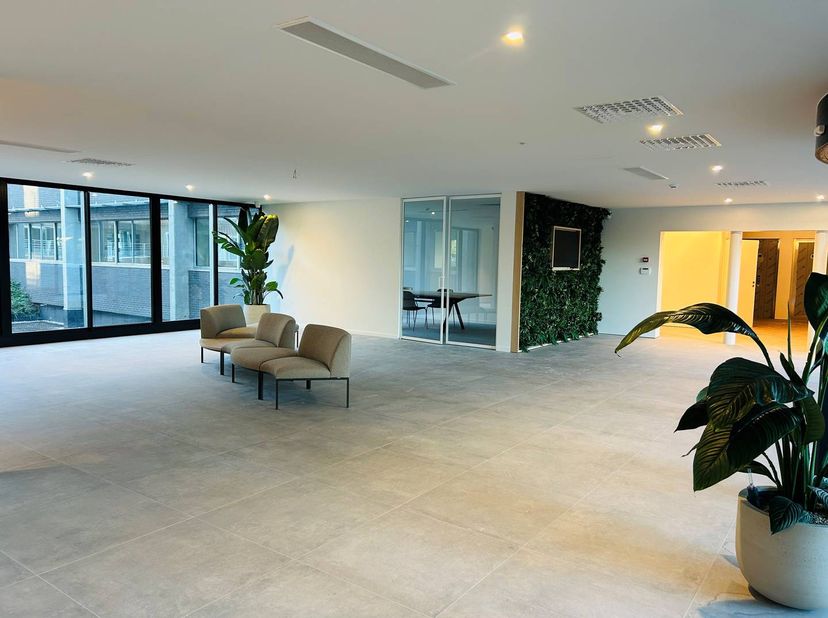 Ces bureaux modernes situés dans le parc d'affaires Axxes à Merelbeke sont disponibles à la location et proposent à la fois des espaces meublés et des