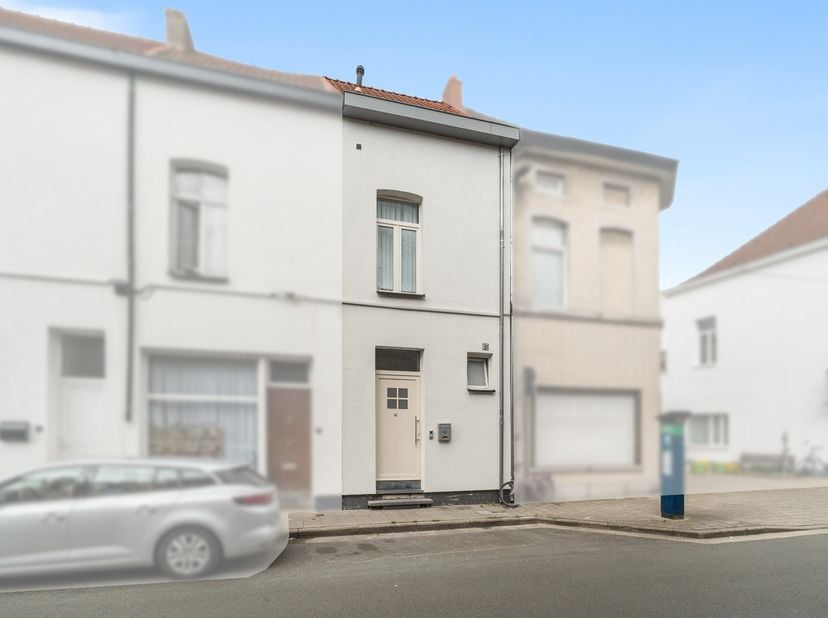 Deze recent en grondig gerenoveerde rijwoning is uitstekend gelegen in Ledeberg, op korte afstand van winkels, scholen, openbaar vervoer en tal van an