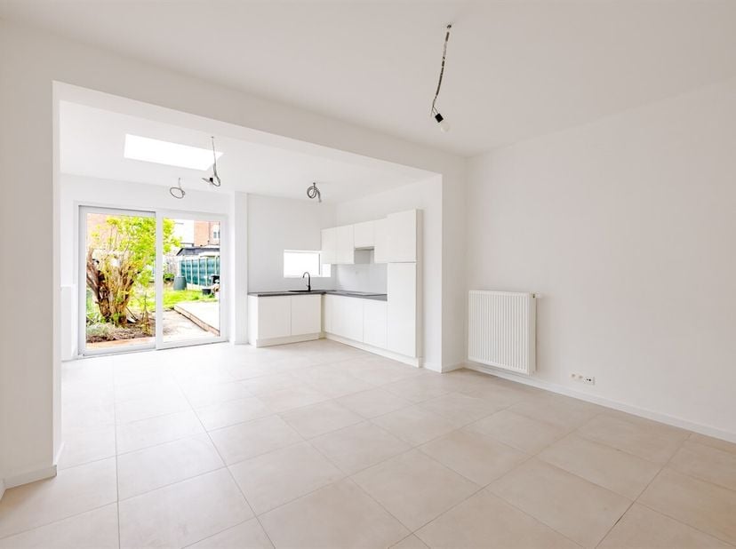 Grotendeels gerenoveerde en instapklare woning uit 2026, rustig gelegen in een aangename woonwijk op wandelafstand van het centrum en het station.<br
