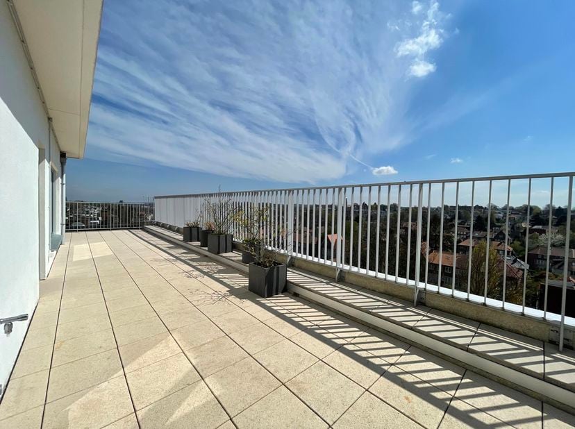 WOLUWE-SAINT-PIERRE, à proximité des transports en commun et des petits commerces, superbe PENTHOUSE (3ch/2sdb) en duplex (6ème et 7ème étage) de 162
