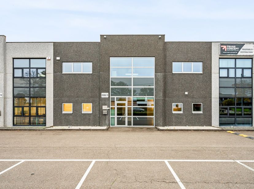 TE HUUR: Instapklare KMO unit 11 met kantoor bestaande uit: atelier/magazijn 710 m² - ingebouwd kantoor van 160m² op niv0 en 160m² op niv+1.  Het volu