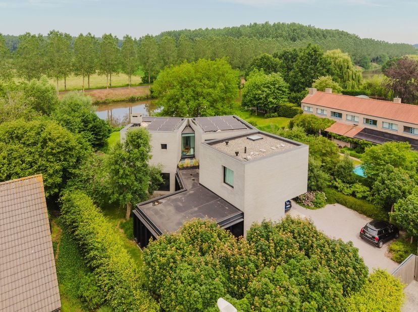 Ligging<br />
Deze uitzonderlijke villa bevindt zich op een prachtige locatie in Astene, waar rust, natuur en architectuur perfect samenkomen. De woni
