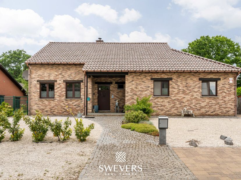 Voor meer info en fotos, surf naar www.swevers.be  Op Schomstraat 153 in Koersel bevindt zich deze open bebouwing uit 1998, gelegen op een ruim percee