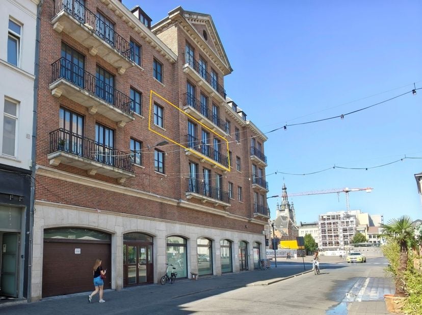 Dit appartement van 100 m2 heeft een ruime inkomhal, twee slaapkamers, een badkamer met inloopdouche, een lichtrijke living met open keuken. Er is een