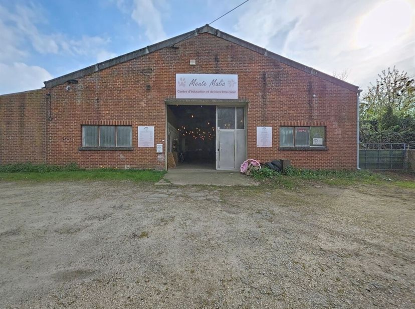 HOME EXPERT IMMO vous propose un vaste Entrepôt / Hangar à louer à proximité des grands axes ( E19 - N25 - A54). Ce bien offre de nombreuses possibili