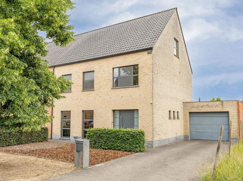 Deze verzorgde en goed onderhouden half open bebouwing is zeer rustig gelegen in een doodlopende straat in een groene en kindvriendelijke omgeving op