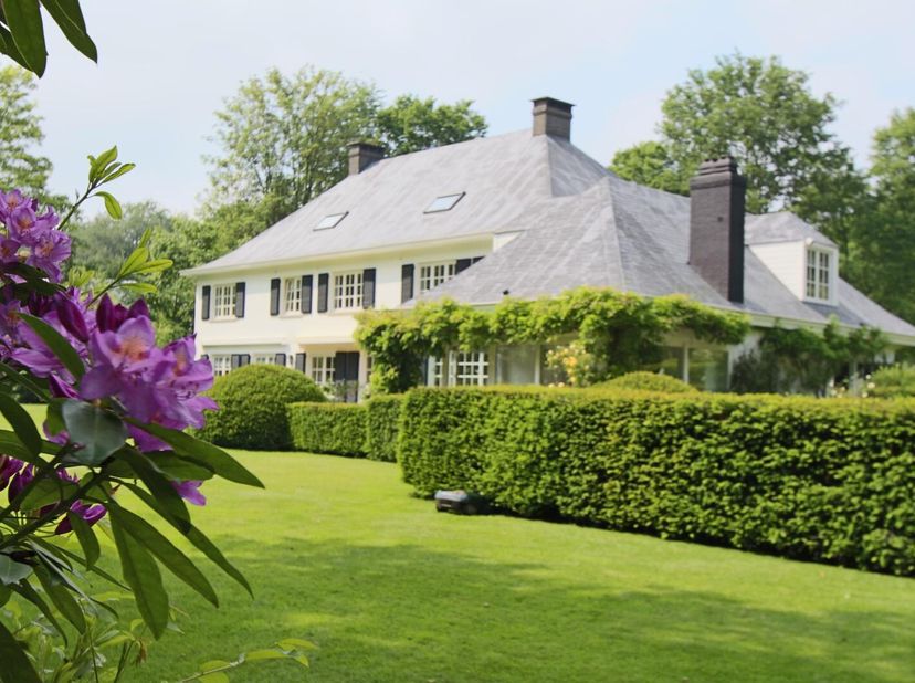 Dans l'un des emplacements les plus prisés et résidentiels du centre de Brasschaat se trouve cette villa exceptionnelle et charmante sur un terrain sp