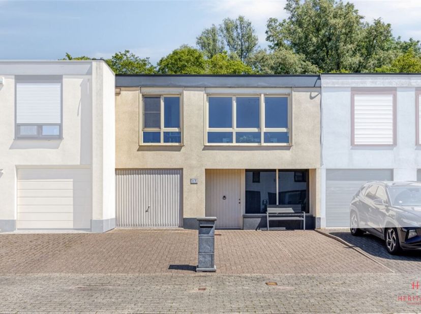 Ruime bel-etage met tuin in Deinze<br />
Vlak bij het centrum van Deinze vind je deze ruime bel-etagewoning op een perceel van 252 m². <br />
Met een