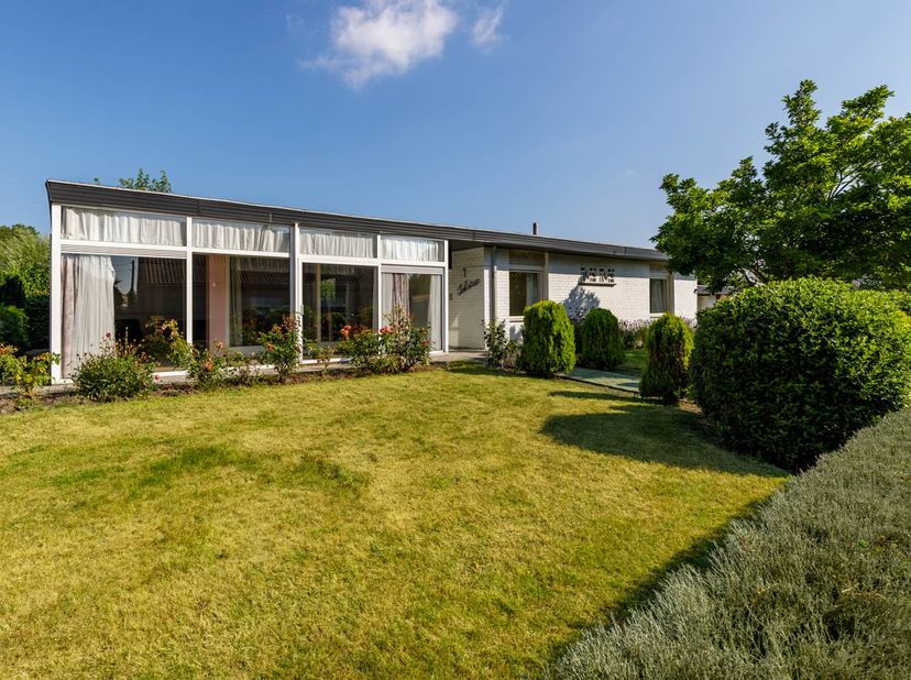 Op de hoek van de Zomerloosstraat en de Sylveer Maesstraat bevindt zich deze karaktervolle alleenstaande woning, ontworpen door architect Sylvain Smis