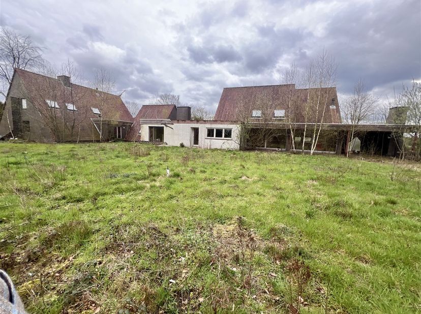 Cette grande villa, avec une surface habitable d'environ 925 m², offre une abondance d'espace et de possibilités pour réaliser la maison de vos rêves.