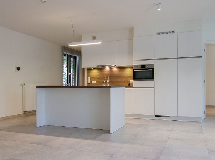 Moderne serviceflat met 2 ruime slaapkamers, 2 badkamers en een uitnodigend terras op een TOP locatie in het centrum van Hasselt<br />
<br />
Momentee
