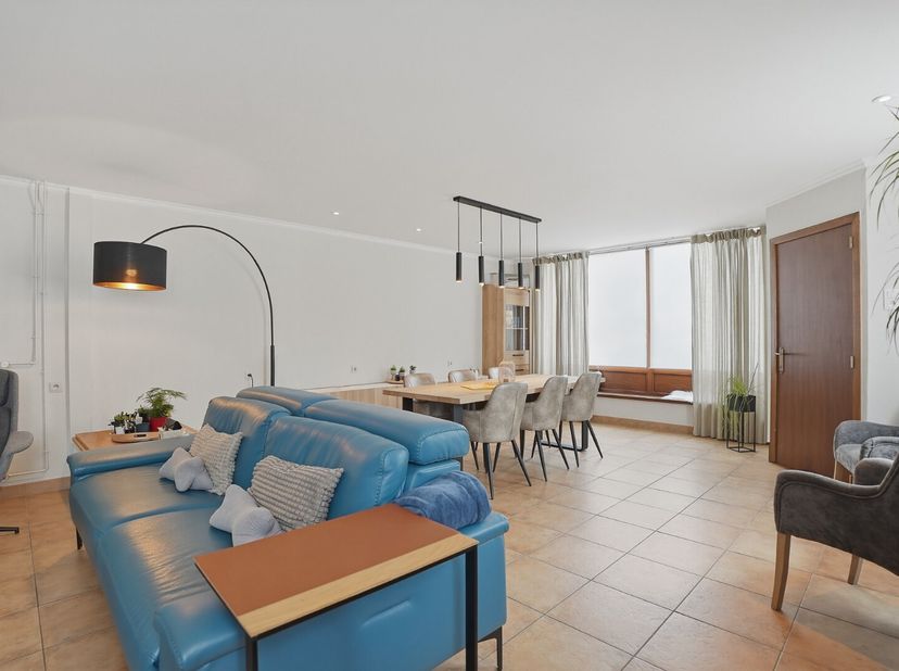 Gelegen in een rustige omgeving te Assebroek bevindt zich deze ruime hoekwoning met tal van mogelijkheden. Dankzij de centrale ligging woont u op wand