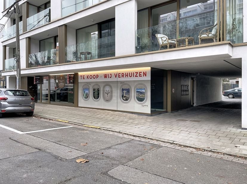 Springbok Travel verhuist!<br />
Afgewerkte handelsruimte van 68m² aan de rand van de stad, met een kwalitatieve afwerking en zeer goede visibiliteit.