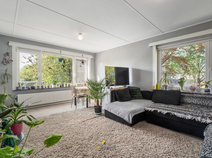 Dit appartement is gelegen in een rustige, groene woonwijk op de grens met Mariakerke,&amp;nbsp; ligt op wandel- en fietsafstand van scholen, openbaar ver