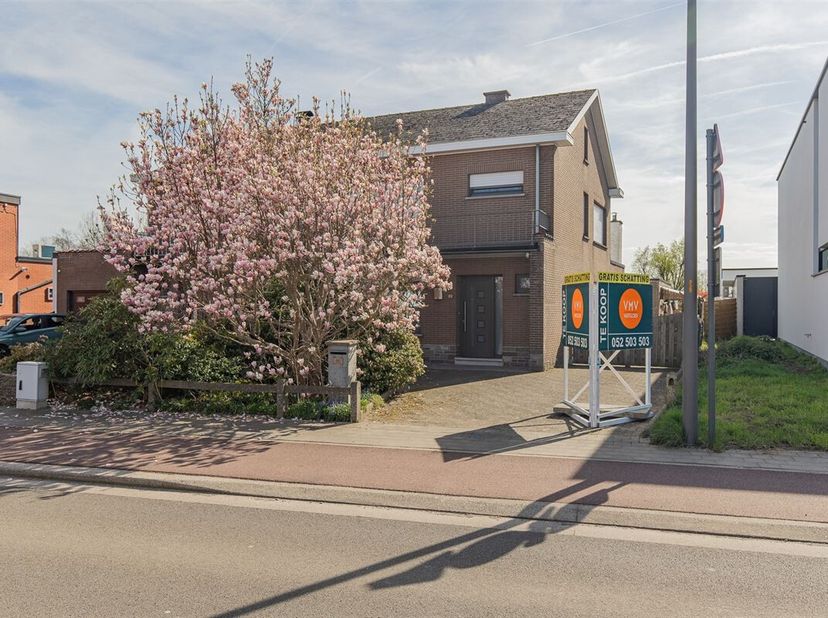 Op de Londerzeelseweg in Ramsdonk bevindt zich deze verzorgde en volledig instapklare halfopen woning met een bewoonbare oppervlakte van 173 m², geleg