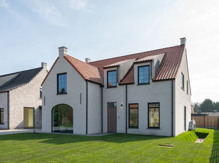 Deze prachtige landelijk moderne CO₂-neutrale A+ villa met een bewoonbare oppervlakte van maar liefst 252 m² is uiterst rustig gelegen in een groene o