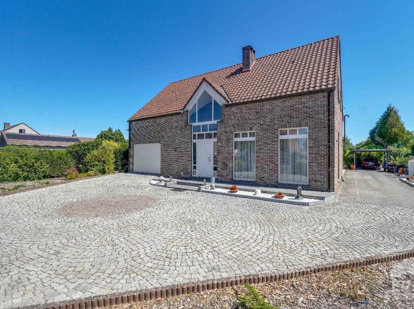 Op zoek naar ruimte, privacy én mogelijkheden? Deze verrassend ruime woning combineert een royale gezinswoning met 2 volledig aparte appartementen, el