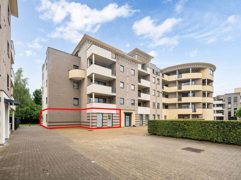 Dit gelijkvloers appartement is gelegen in de residentiele omgeving van het Anne Frankplein in Hasselt. Het centrum, het stadspark met cultureel centr
