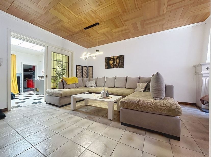 Située à Mouscron, cette charmante maison offre un beau potentiel et se compose comme suit :<br />
Dès l'entrée, vous êtes accueilli par un hall dess