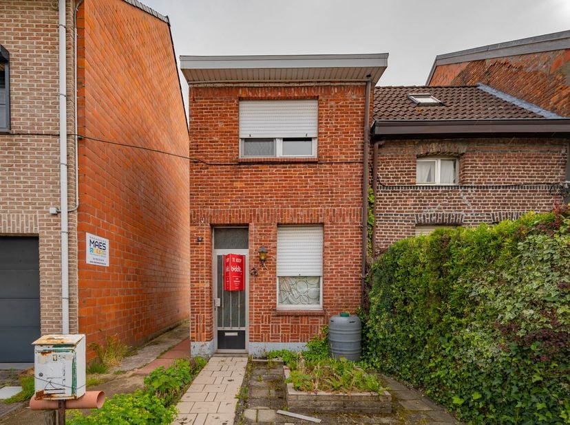 TE RENOVEREN WONING -<br />
<br />
Gezellige woning met 1 slaapkamer;<br />
centraal gelegen in het dorpscentrum van Ruisbroek.<br />
beschikt over ee