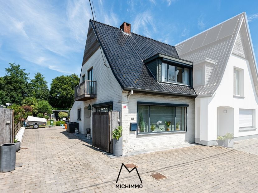Deze halfopen bebouwing met gezellige tuin staat op een perceel van 459 m² en is zo goed als instapklaar. De woning werd reeds gerenoveerd en beschikt