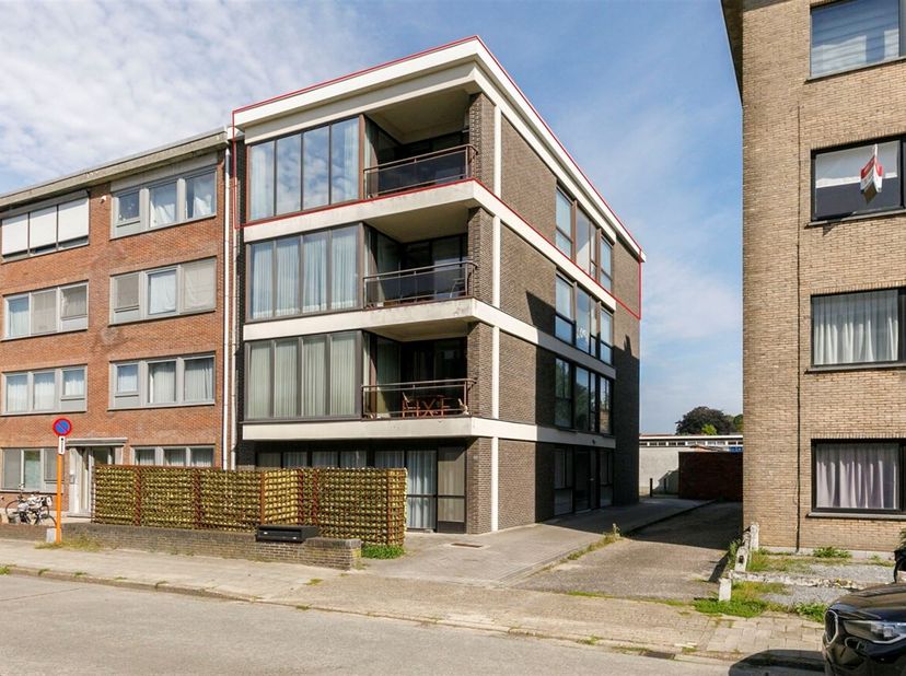 Ruim 2 slaapkamerappartement met dressing en  garage op rustige ligging. <br />
Ligging: Het appartement is uitstekend gelegen nabij de ring rond Turn