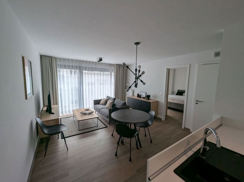 Appartement d'une chambre situé au cœur du quartier européen, à deux pas du parc de la Warande et de la station de métro Kunst-Wet, une opportunité d'