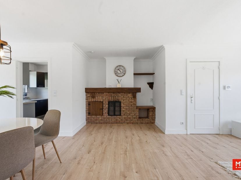 In een rustige wijk, op het einde van een doodlopende straat, bevindt zich deze energiezuinige woning. Het pand werd gebouwd in 1977&amp;nbsp;en onderging