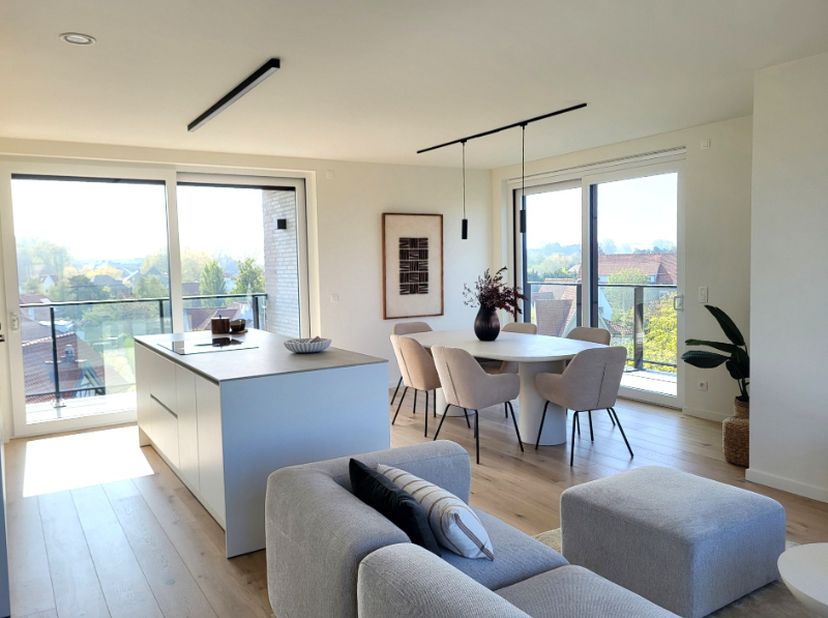 Spacieux et économe en énergie, cet appartement de 2 chambres sur le toit, entouré de terrasses, est situé au troisième étage de la nouvelle résidence
